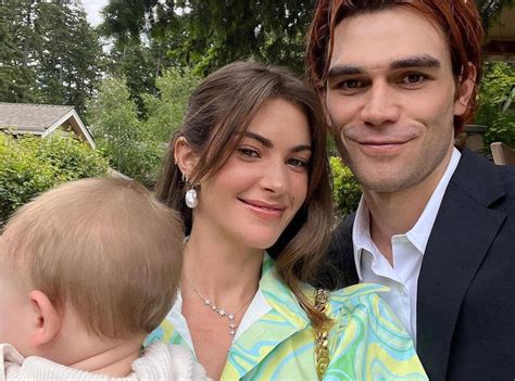 See the Poolside Pic of KJ Apa & Clara Berry’s Baby。